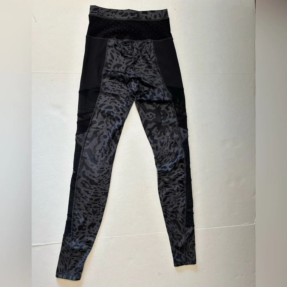 Lululemon Just Breathe animal swirl deep coal print compressionleggings Sz-2 H20